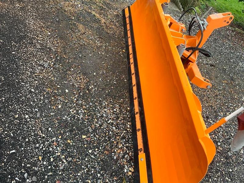 Hersteller Sonderbau Anbaumaschine Oranges Schneeschild von AMA für Bauhof oder Unternehmen