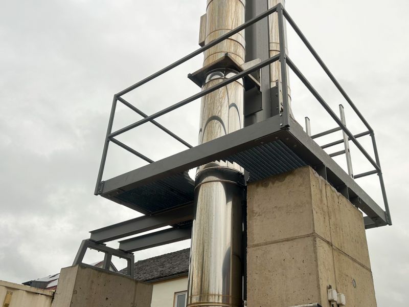 Aussichtsplattform bzw. Plattform aus Metallkonstruktion zur Wartung für Industrieanlagen und Karmin in hoher Höhe