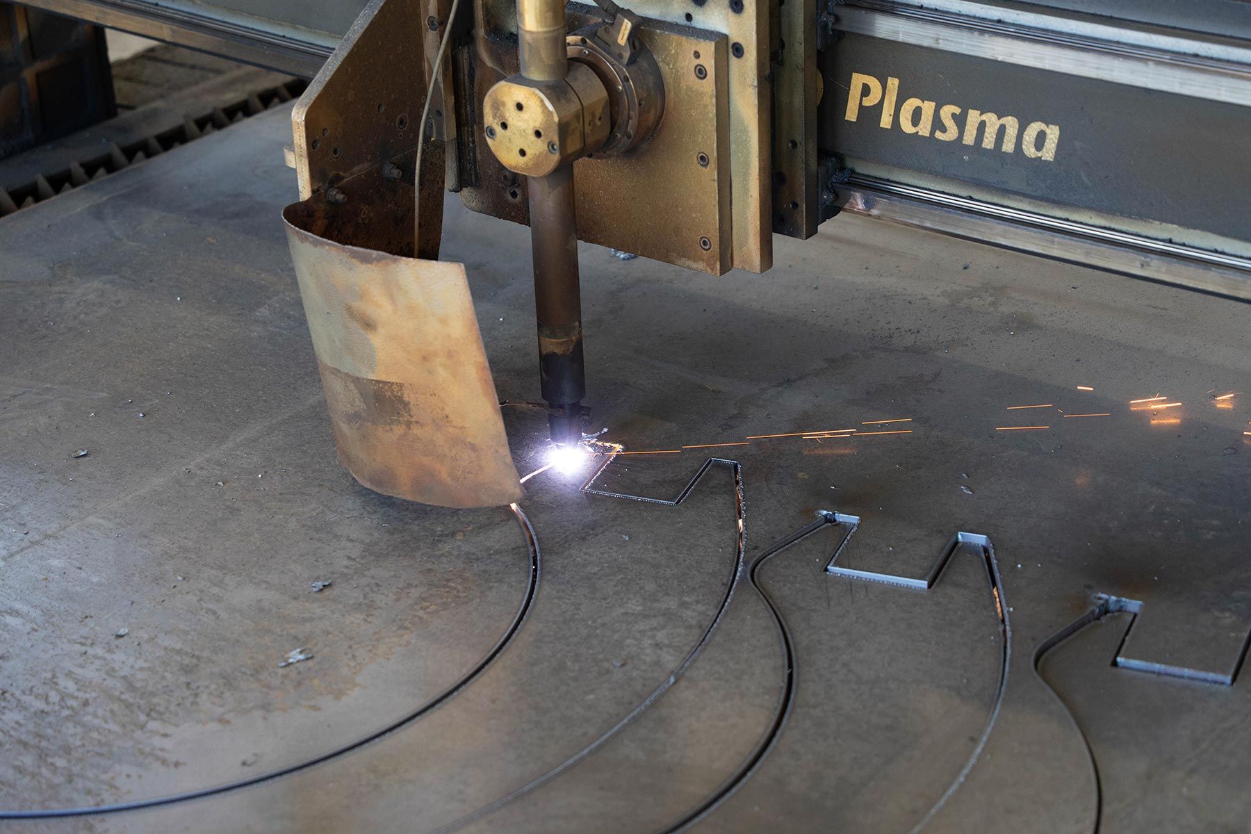 Plasmaschneider schneidet Metallteile in der AMA-Werkstatt