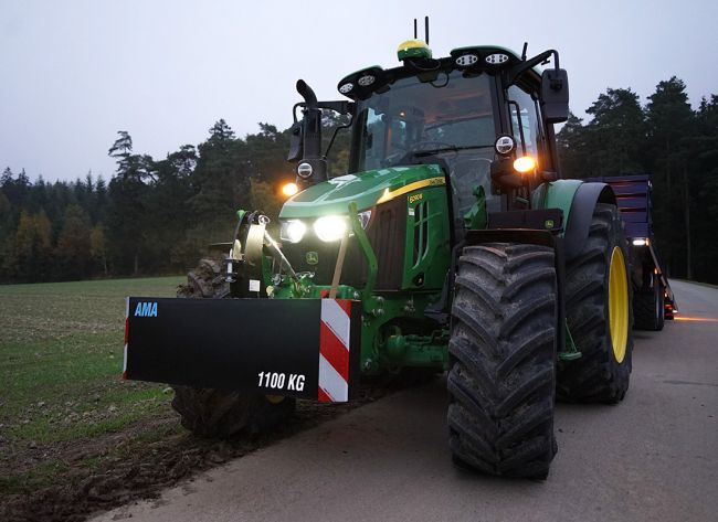 Schlepper bzw. Bulldog mit 1100 kg Stahlgewicht und Tieflader