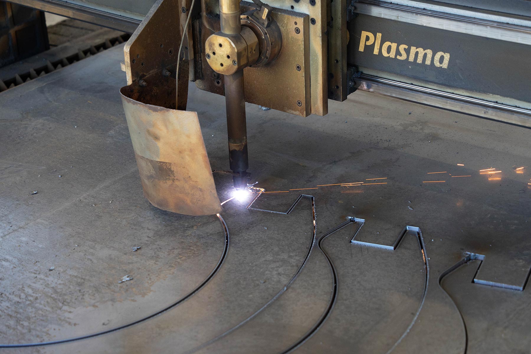 Plasmaschneider schneidet Metallteile in der AMA-Werkstatt