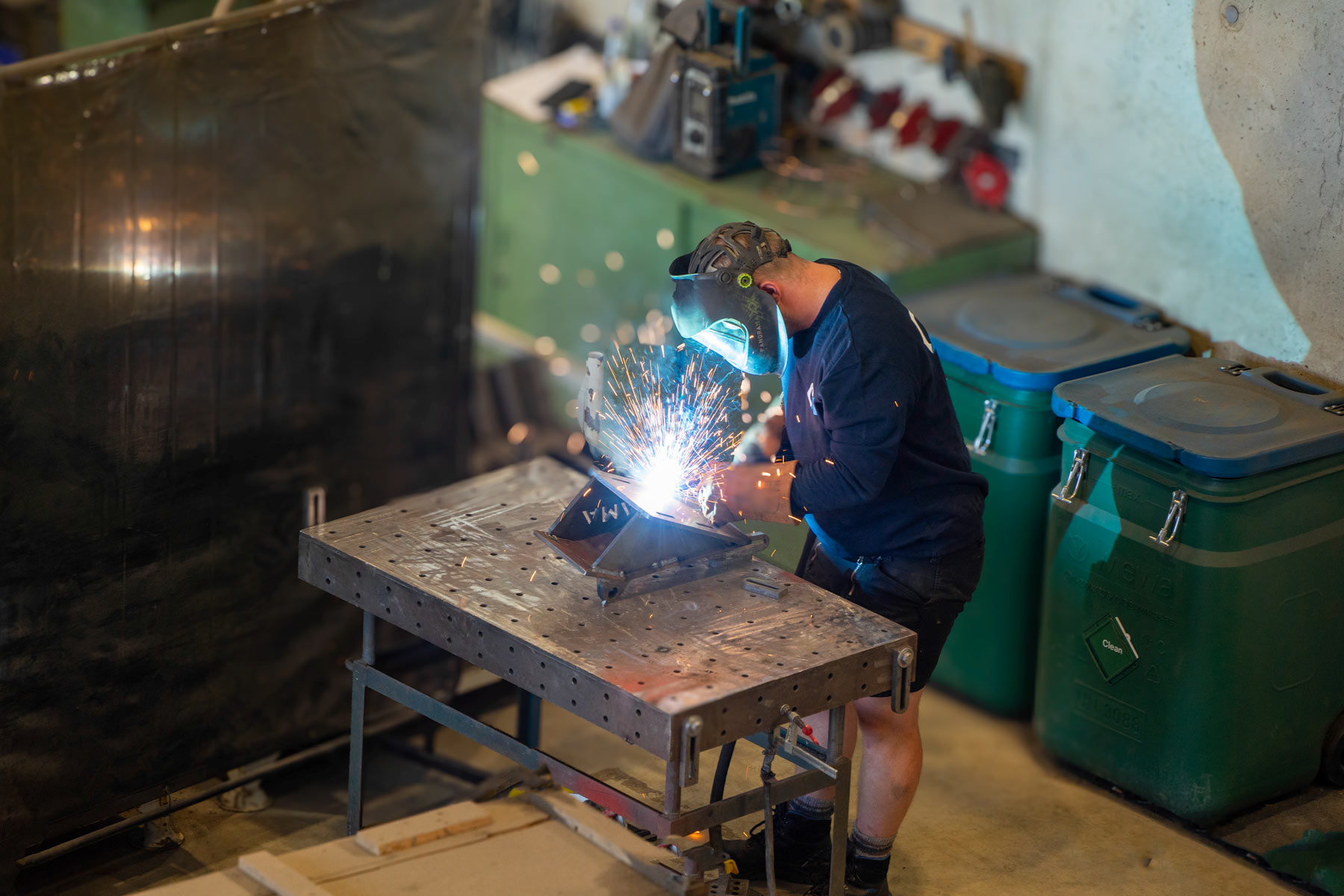 Schweißer arbeitet an Metallkonstruktion