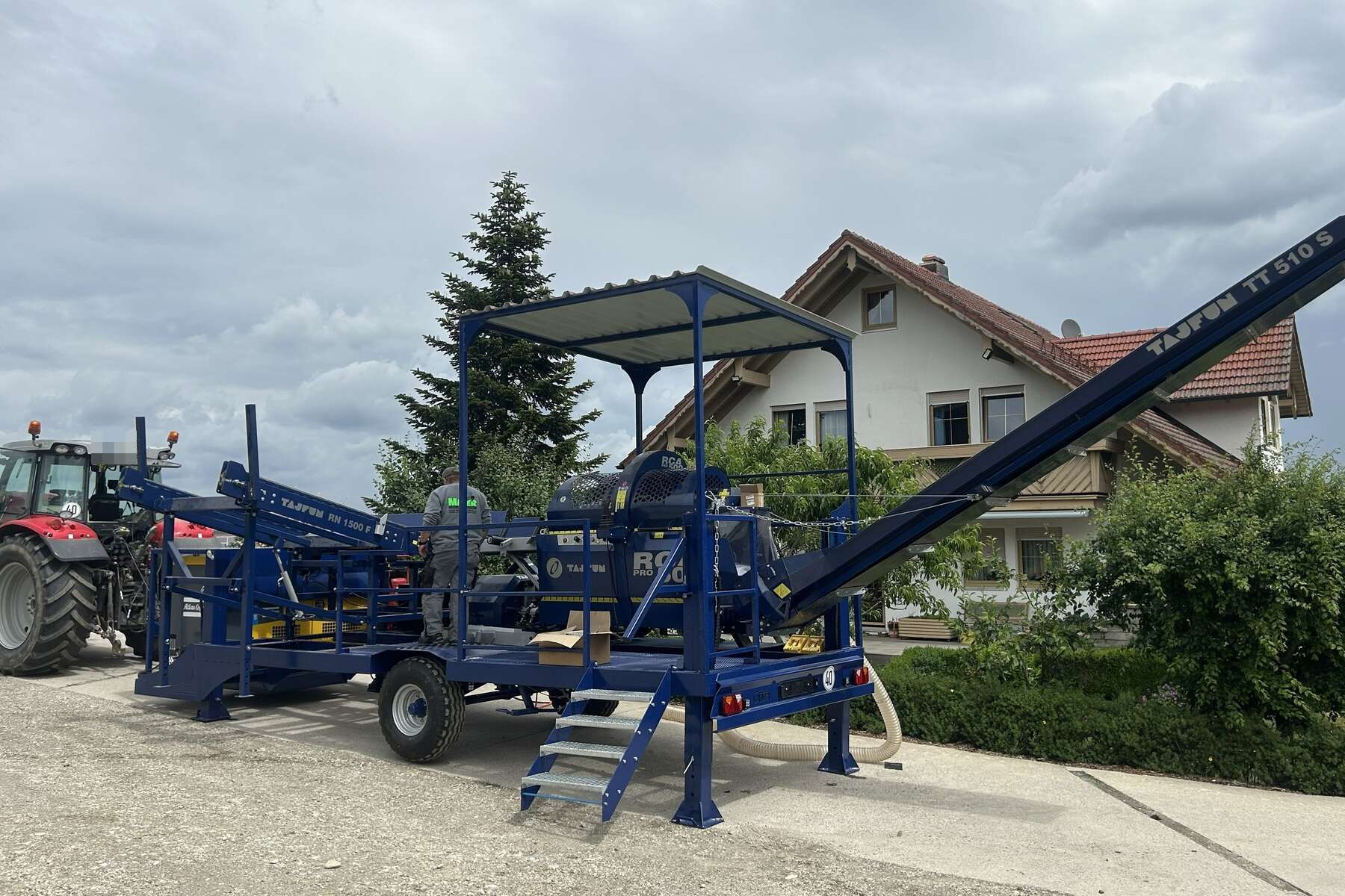 Sonderkonstruktion Plattformanhänger individuell für Sägespaltautomat Hersteller Taifun mit Stromaggregat produziert bei AMA Maschinen in Roßbach