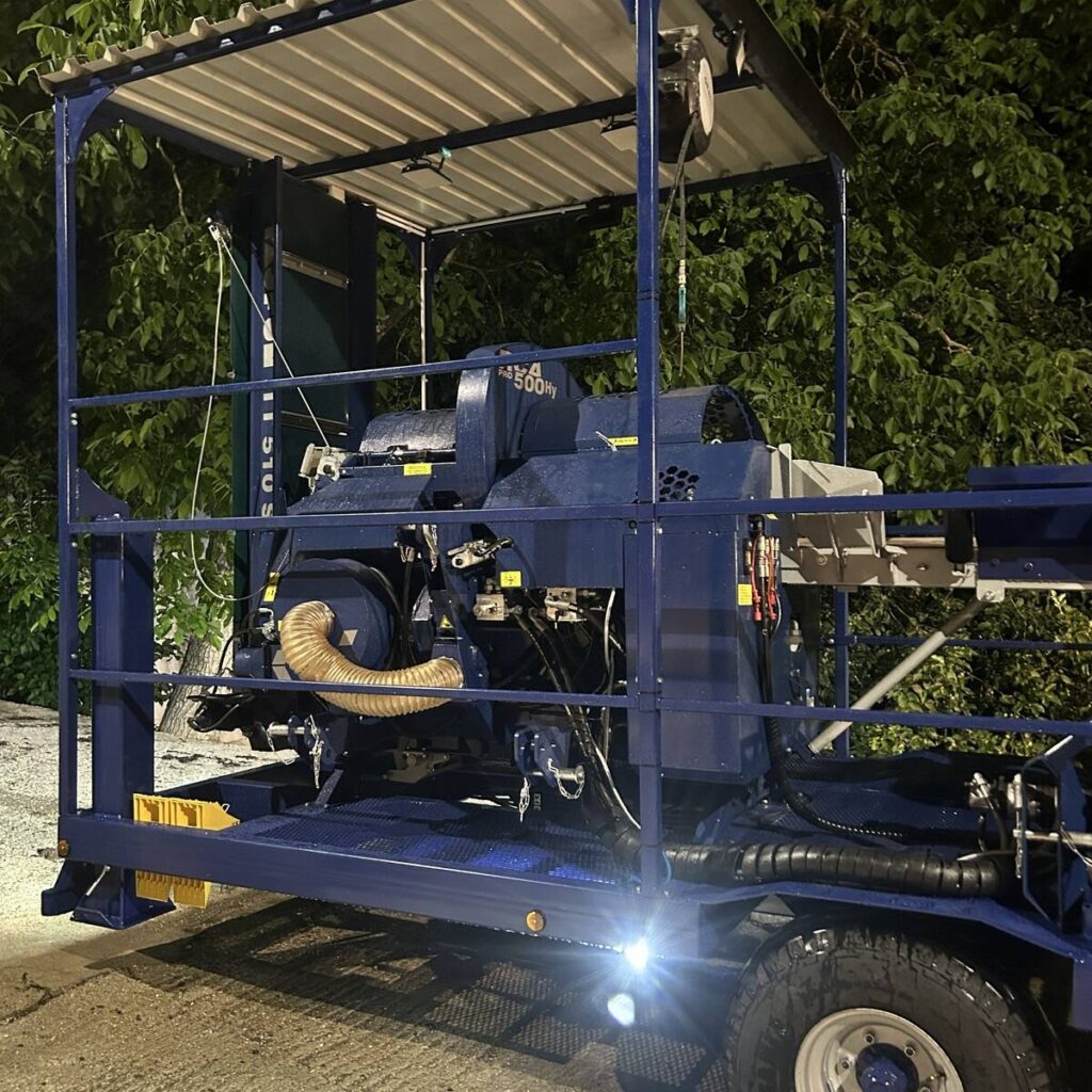 Sonderkonstruktion Transportanhänger inkl. Arbeitsplattform für Sägespaltautomat zur Brennholz/Scheitholz Produktion für einfachen Transport inkl. Stromaggregat individuell für Taifun Maschinen für Kunde in Triftern Landkreis Rottal Inn bei AMA Maschinen gefertigt