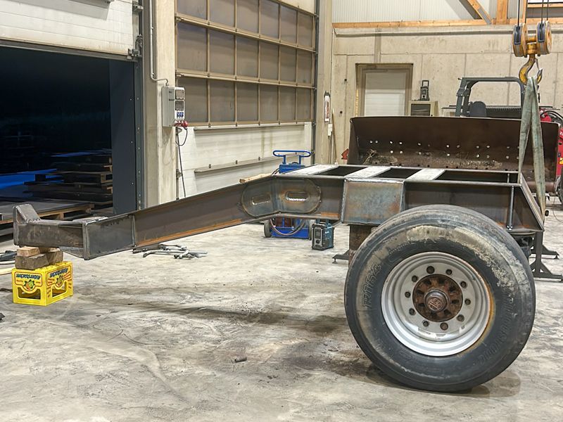 Instandsetzung von Achsen für Landmaschinen, Metallachse von Anhänger wird instand gesetzt von AMA