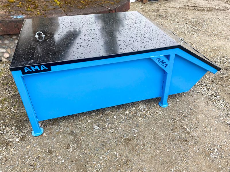 Sonderbau Schüttgutmulde als Metallcontainer mit schwarzem Deckel und Füßen, leichter Transport mit Stapler