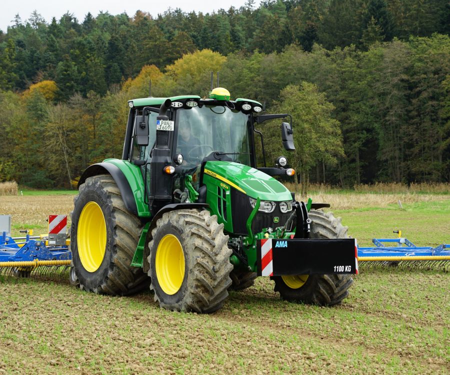 Traktor mit Roderechen von AMA