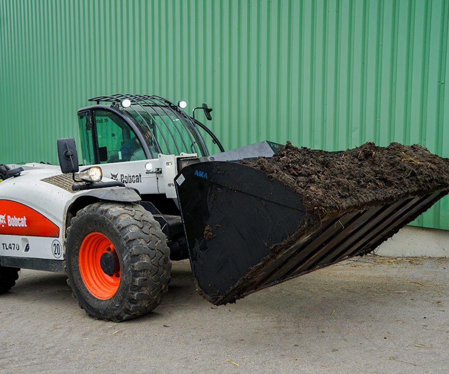 AMA Schwergutschaufel transportiert Erde