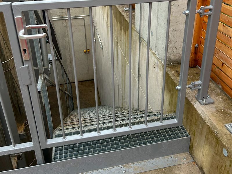 Sonderbau Metallbau Sicherheitsgeländer mit Tür und Stahltreppen