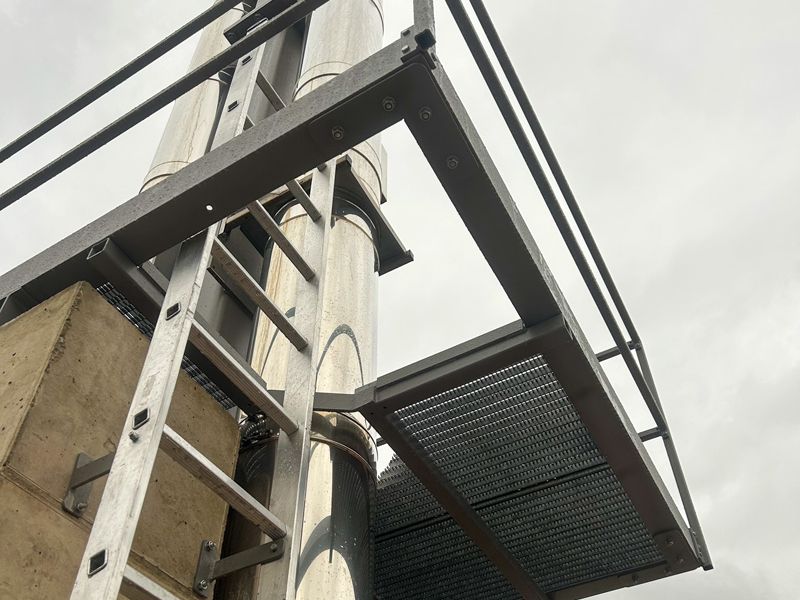 Industrie Plattform aus Metall mit Leiter Rundum Schutz Geländer für sicheres Arbeiten in hoher Höhe