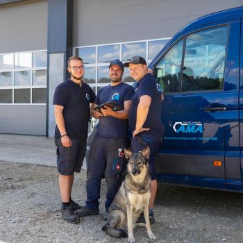 Geschäftsführung von AMA mit Hund vor Produktionshalle