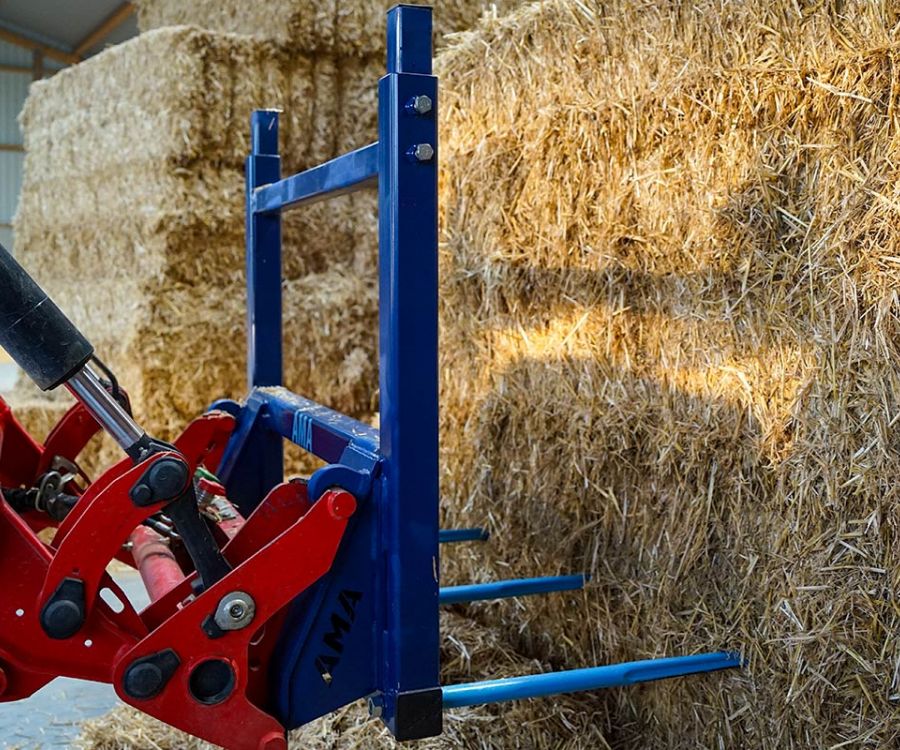 Ballenheber für Strohballen im Einsatz