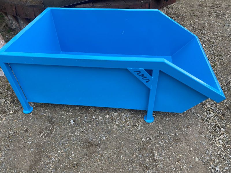 Metallkontainer als Schüttgutmulde mit Füßen für einfachen Transport und Stappelbar