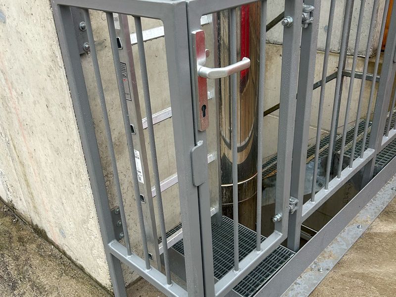 Sonderbau Metallbau Fallschutz, Geländer mit Tür, Treppen aus Metall und Sicherheitsgeländer