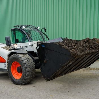 AMA Schwergutschaufel transportiert Erde